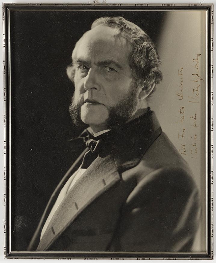 FOTOGRAFI, gelatin silver, "Victor Sjöström", egenhändig autograf.
