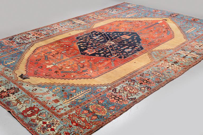 A carpet, antique Heriz/Bakshaish, ca 633-645 x 321-328,5 cm.