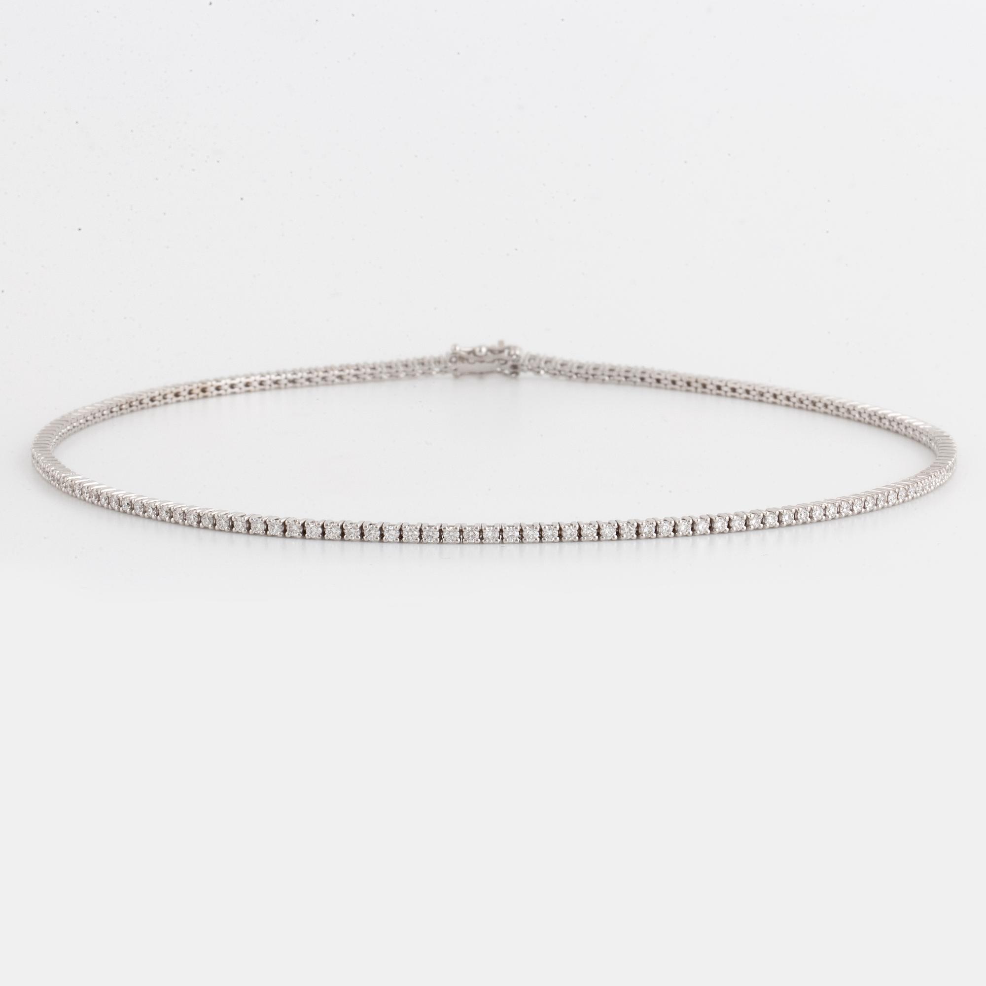 TENNISARMBAND, med briljantslipade diamanter, lindas tvåradigt.