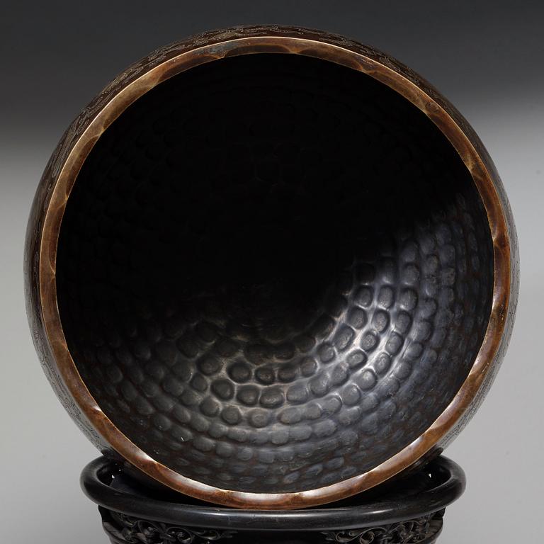 A large Japanese bronze Keisu/Ceremonial Instrument, period of Meiji (1868-1912).