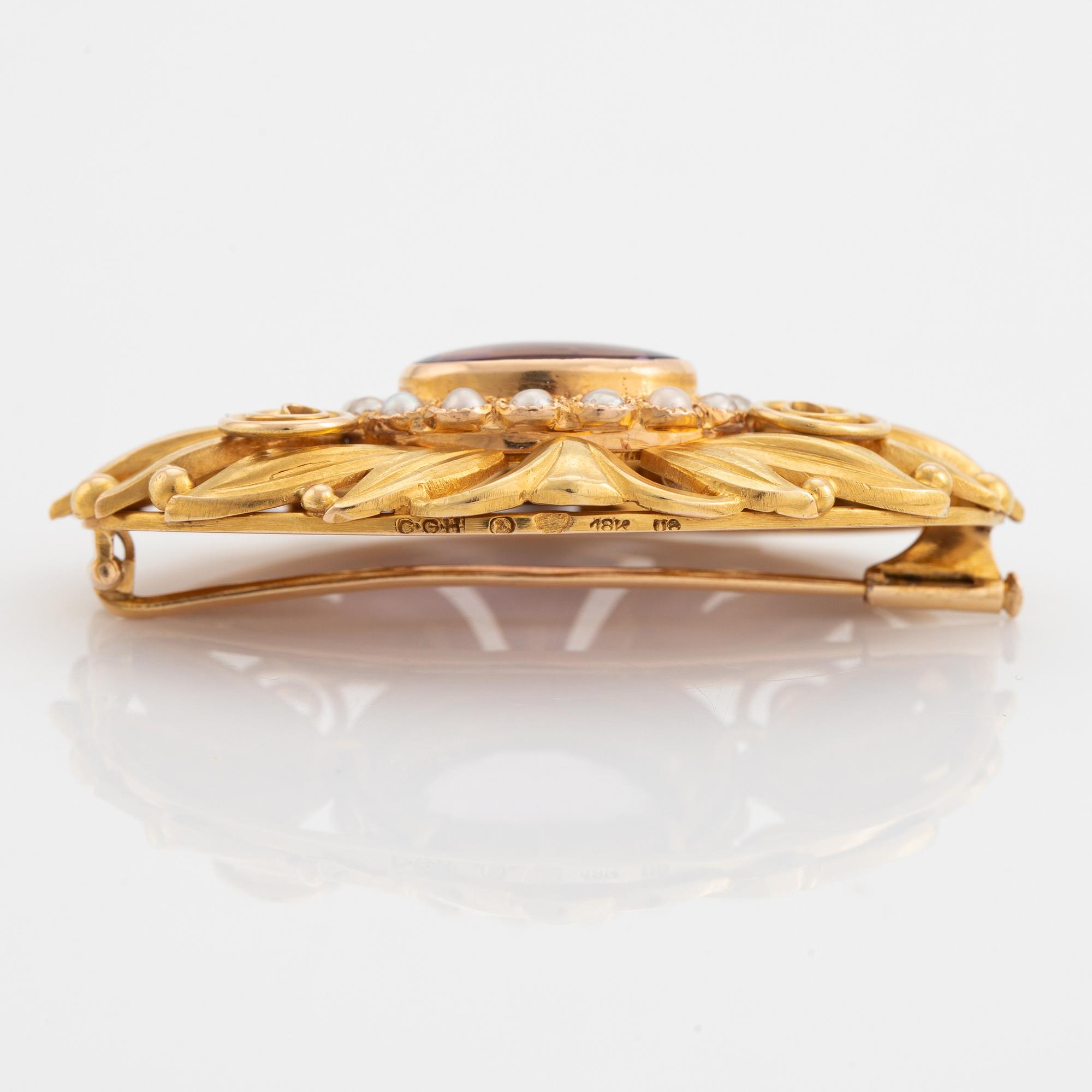 An 18K godl brooch set with an amethyst and pearls.