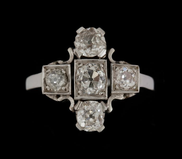 RING, 18k vitguld med 5 äldre briljantslipade diamanter. Vikt ca 6 gram.