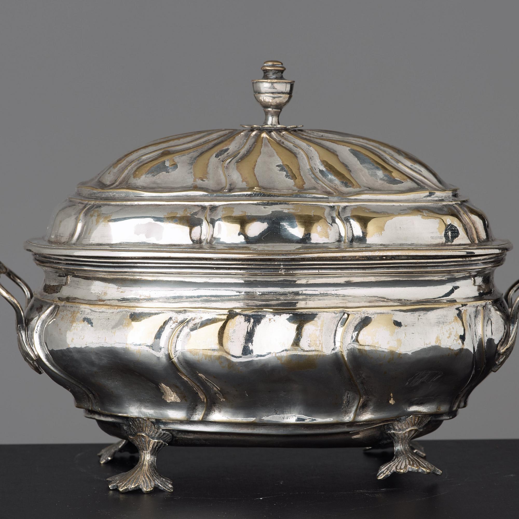 TERRIN MED LOCK OCH FAT, av Caspar Liendenberg, Stockholm 1768, rokoko.