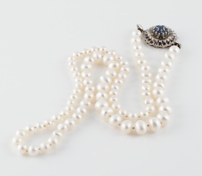 COLLIER, odlade pärlor med lås i 18K vitguld samt fasettslipade blå safirer.