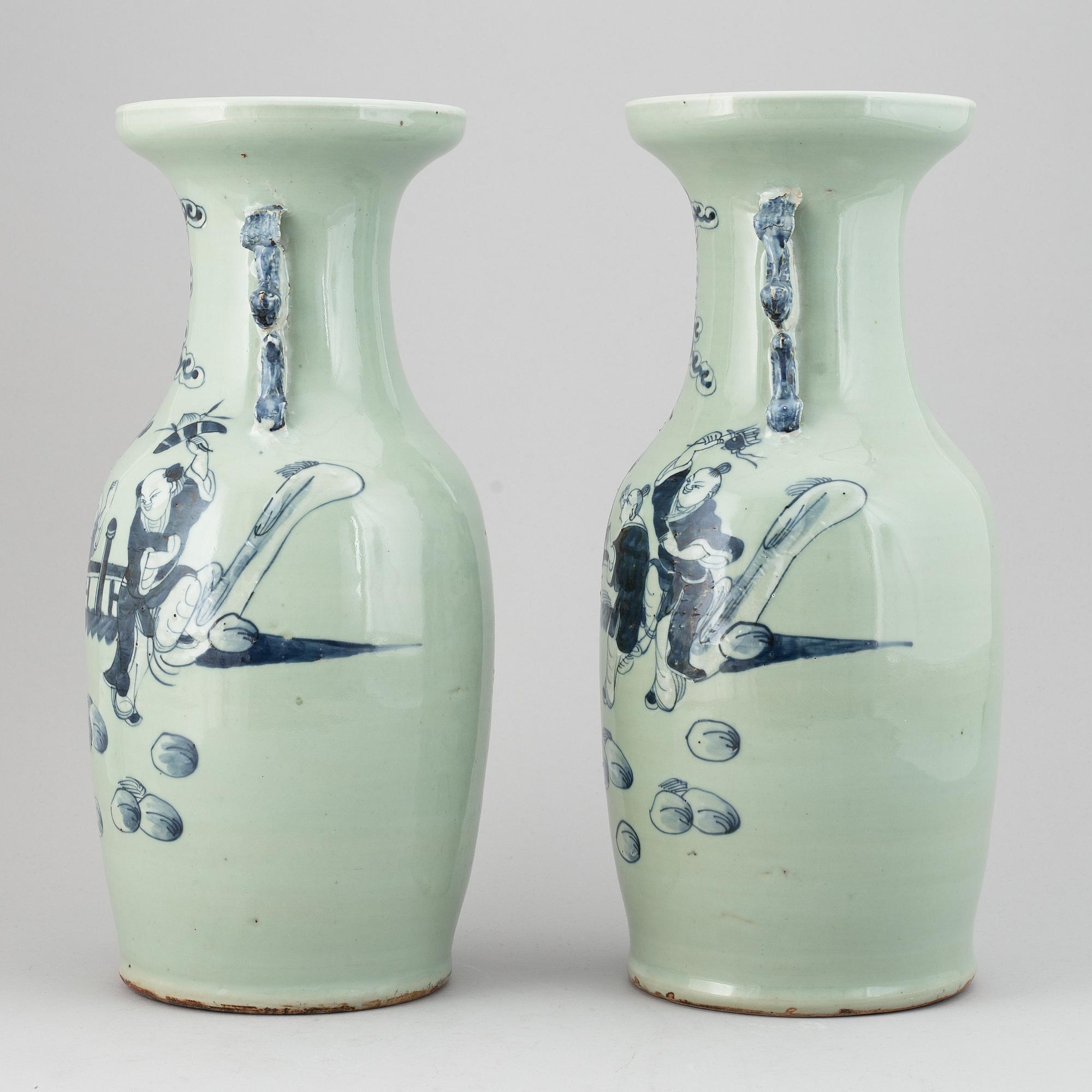 Vaser, ett par, porslin. Kina, 1900-tal.