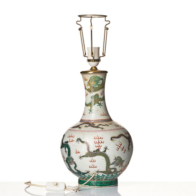 Vas, porslin. Qingdynastin med Guangxus märke och period (1874-1908).