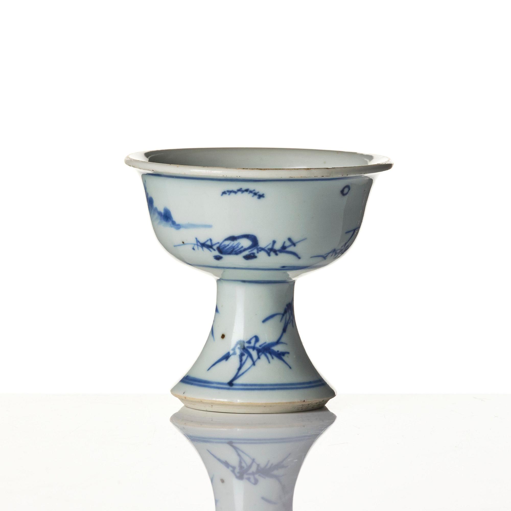 A blue and white stemcup and dish, Transition, 17th century.