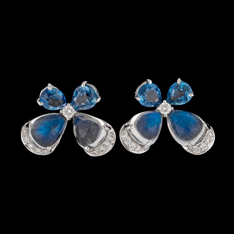 A pair of moonstone, tot. 4.82 cts, blue sapphires, tot. 2.17 cts and brilliant cut diamond earrigns, tot. 0.25 ct.
