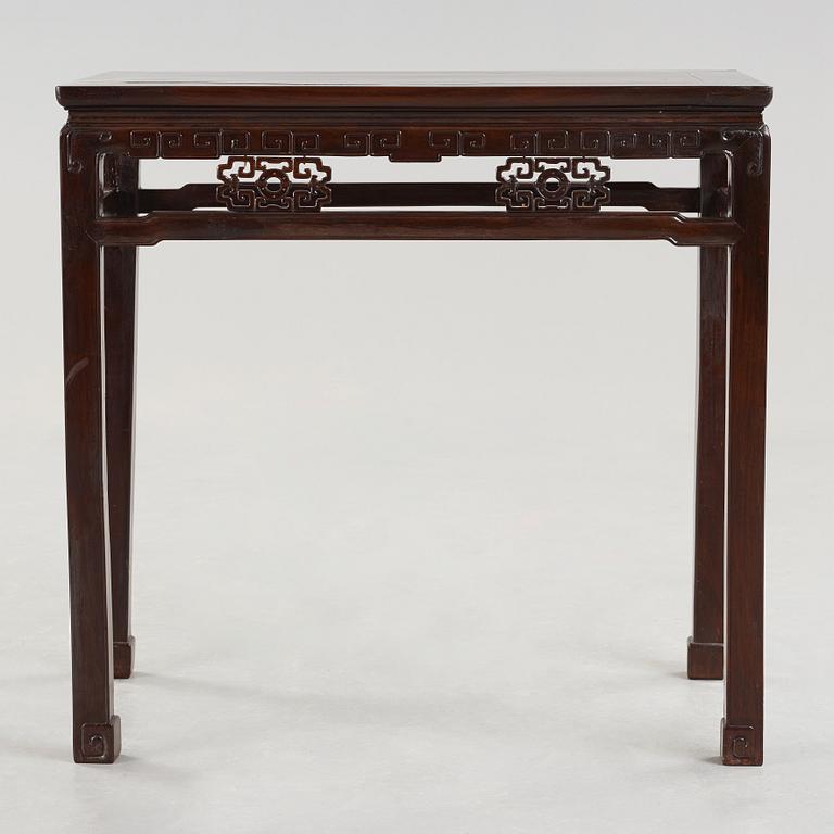 ALTARBORD, hardwood. Troligen sen Qingdynasti.