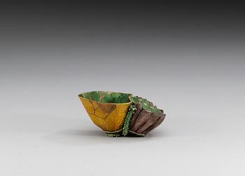 Penselbad, biskvi. Qing dynastin, Kangxi (1662-1722). I form av en lotusknopp.