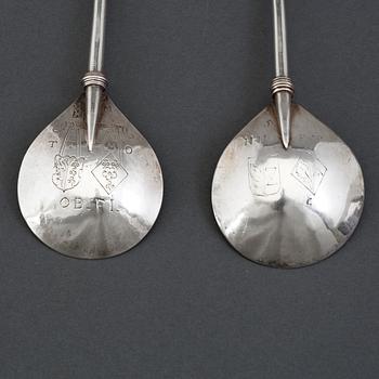 Skedar med druvknopp, 3 st, silver, icke identifierade stämplar, Holland 1600-tal och 1700-tal.