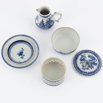 A blue and white creamer, butter dish and a bowl with stand, China, 18th/19th century.