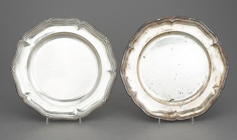 TALLRIKAR, 2 st, silver, GA Dahlgren resp K. Anderson, 1925 resp 1906. Vikt tot ca 889 gram.