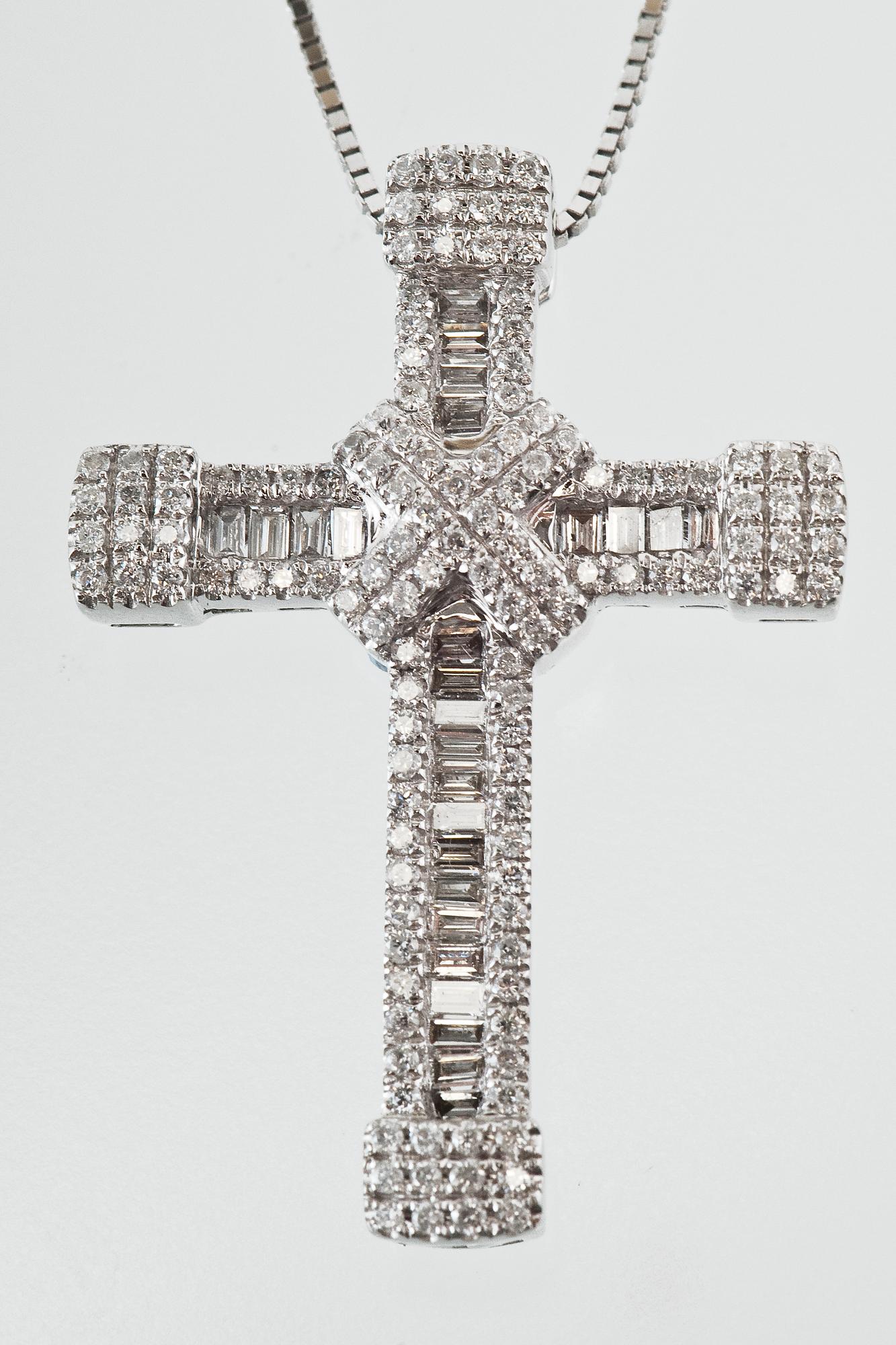 A DIAMOND PENDANT WITH CHAIN.