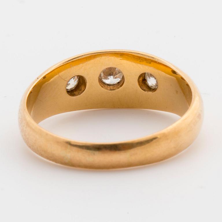 A 18K gold ring with 3 diamonds, tot ca 0,27 ct.