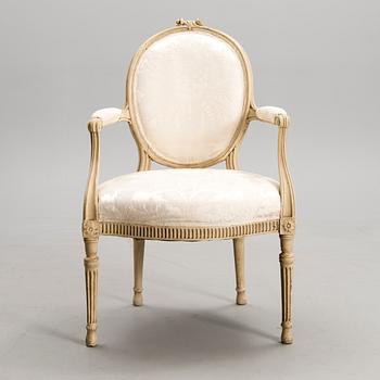 A FRENCH 18TH CENTURY CHAIR.