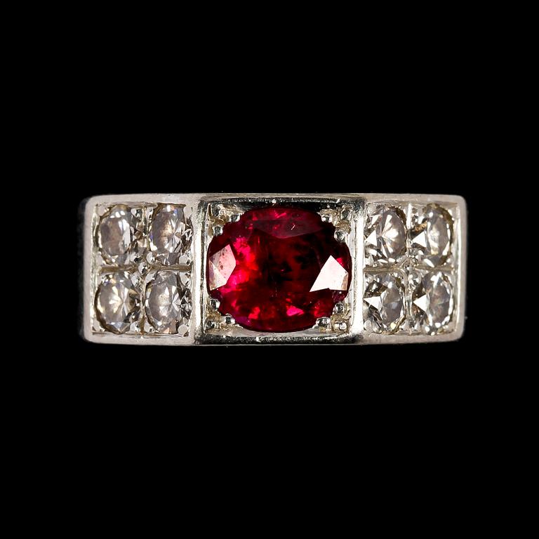 RING, ruby set with brilliant cut diamonds, tot. app. 1 cts.