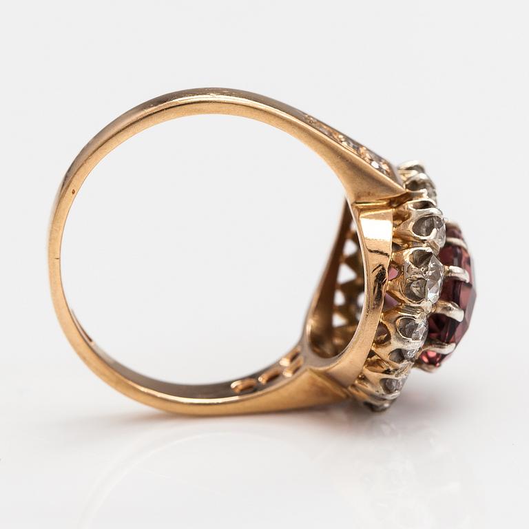 Ring, 18K guld, turmalin ca 3.50 ct och diamanter ca 1.50 ct tot.