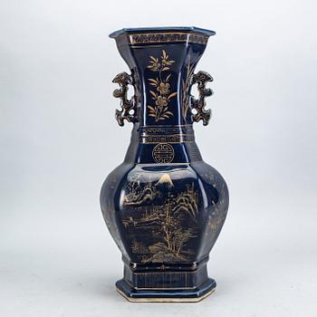 A blue vase, Qing dynasty, 19th Century.