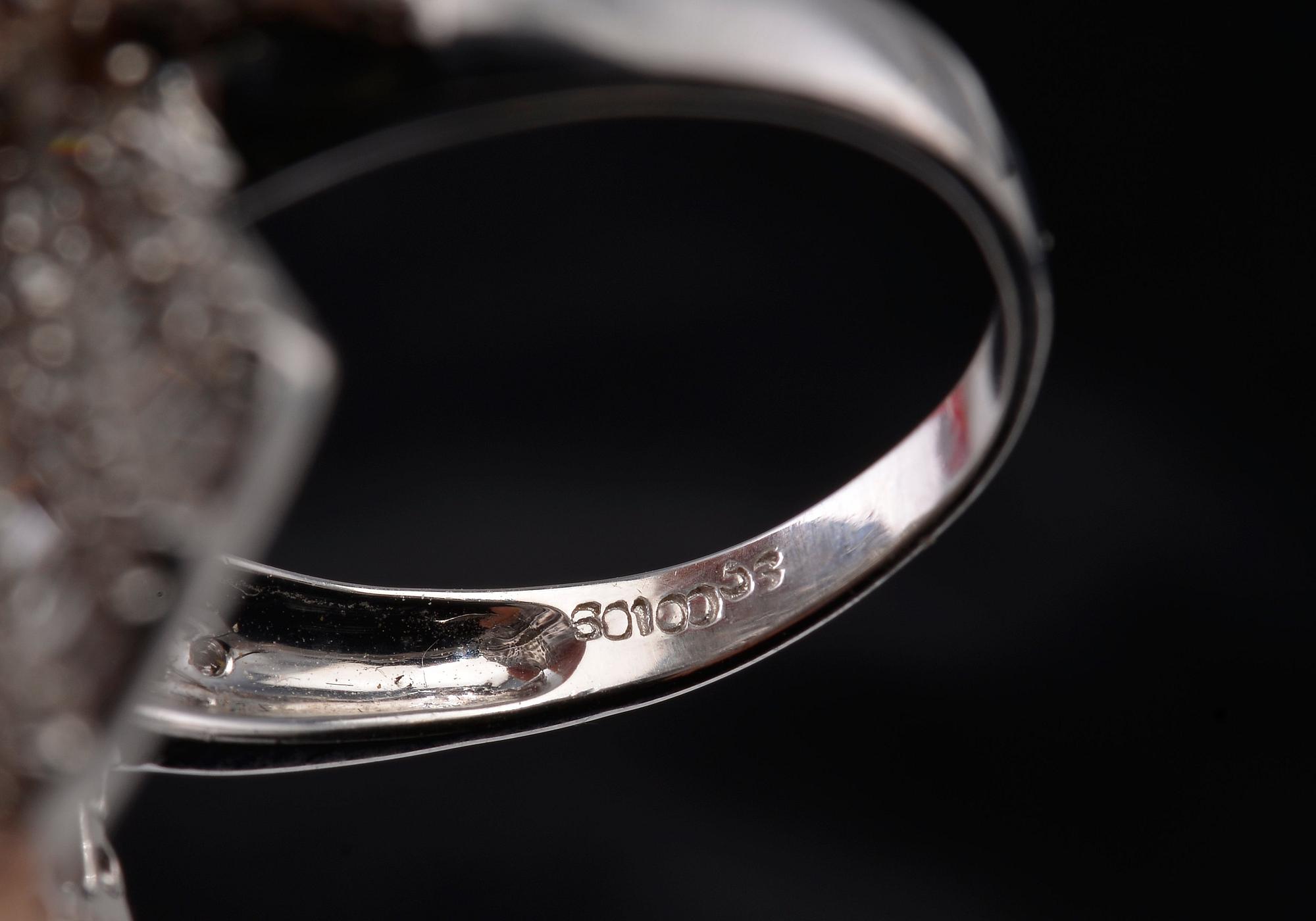 A RING, brilliant- and baguette cut diamonds c. 3.58 ct. Weight 11.9 g.