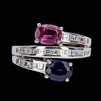 RING, rubin och blå safir, vardera ca 1 ct, samt mindre assherslipade diamanter.