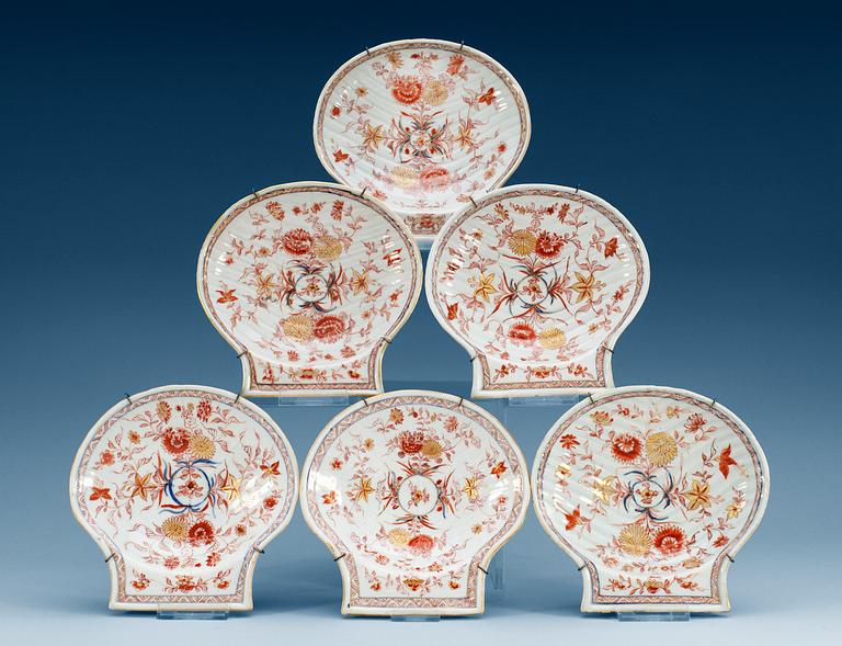 A set of six imari shell shaped dishes, Qing dynasty, Kangxi (1662-1722).