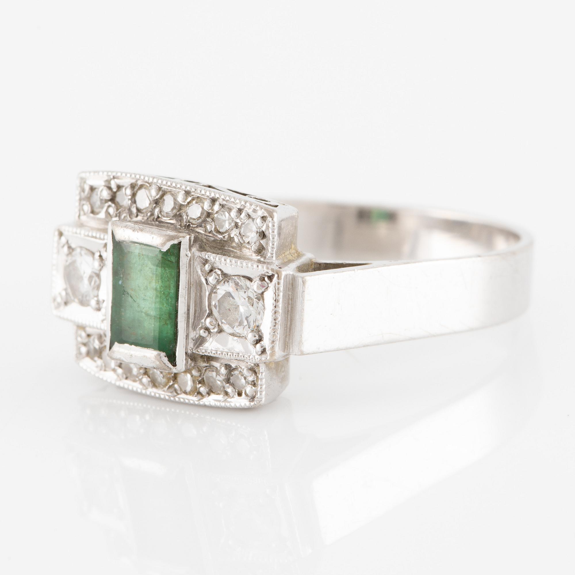 Ring in 18K white gold set with a step-cut emerald and round brilliant-cut and eight-cut diamonds.