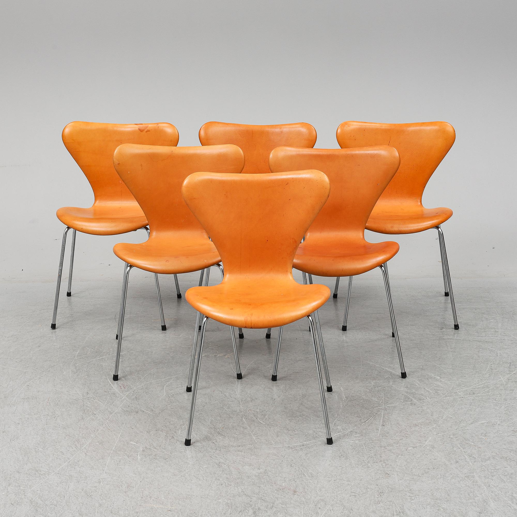 Six 'Serie 7' leather upholstered chairs by Arne Jacobsen for Fritz Hansen.