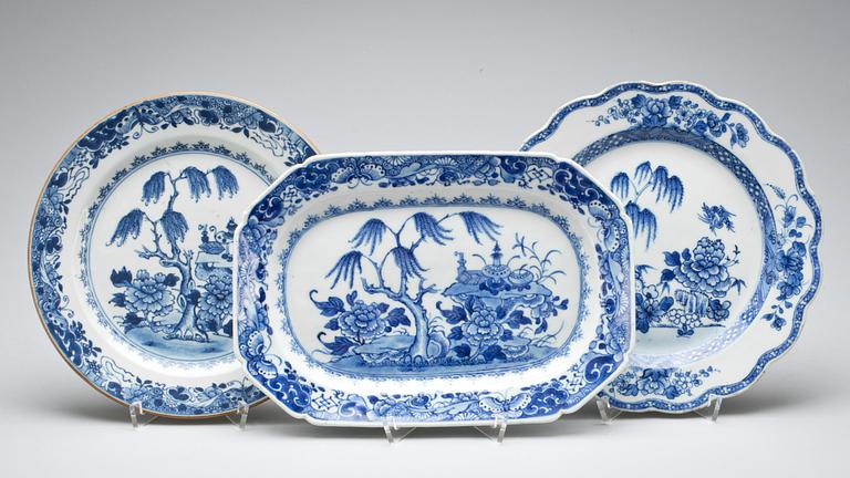 STEKFAT och TALLRIKAR, 3 delar, kompaniporslin. Kina, Qianlong (1736-95).