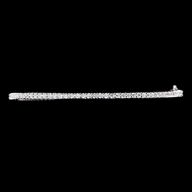 A brilliant cut diamond bangle, tot. app. 3 cts.