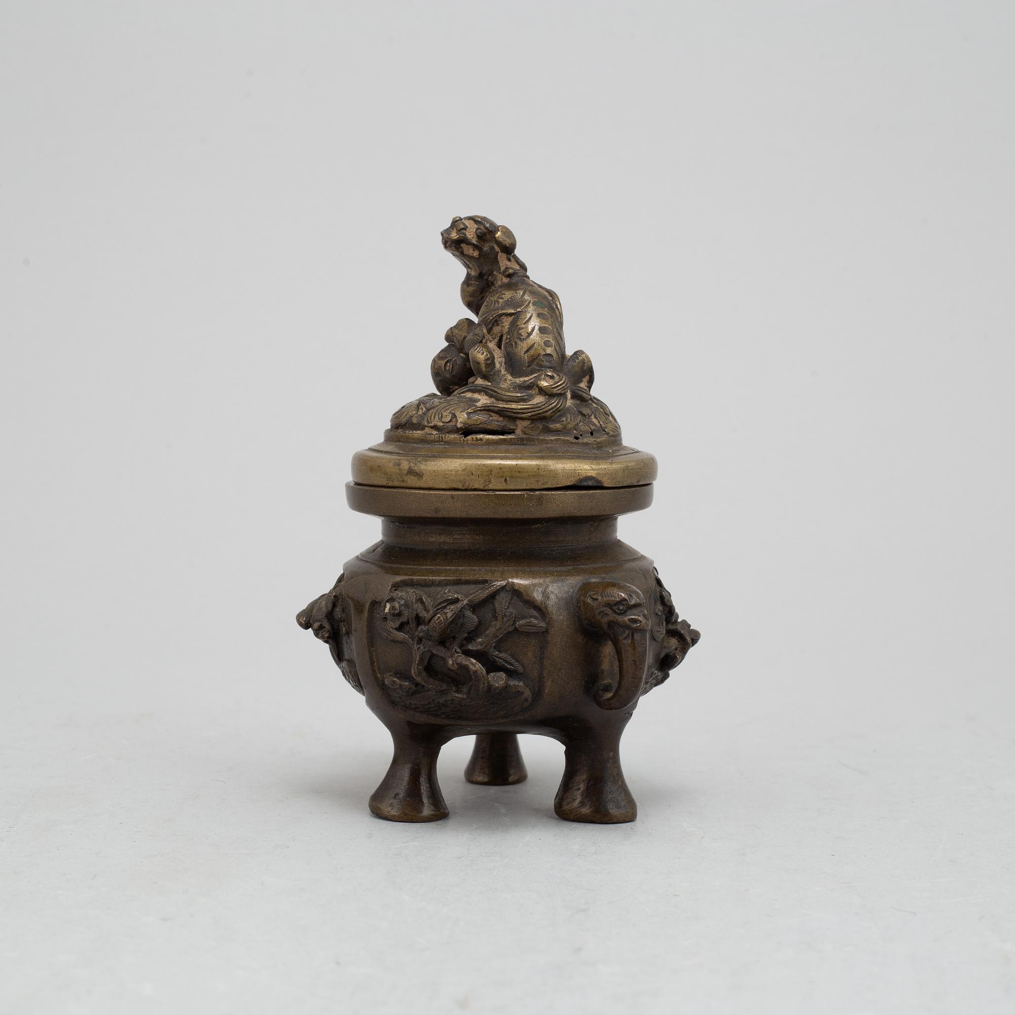 A Chinese bronze censer with lid, Qing dynasty, 19th century.