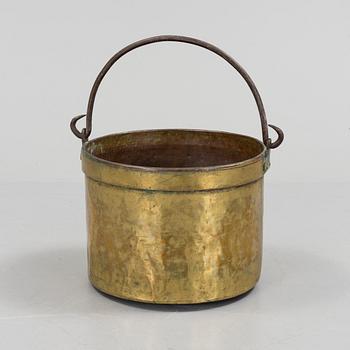 AN 18TH CENTURY BRASS CAULDRON.