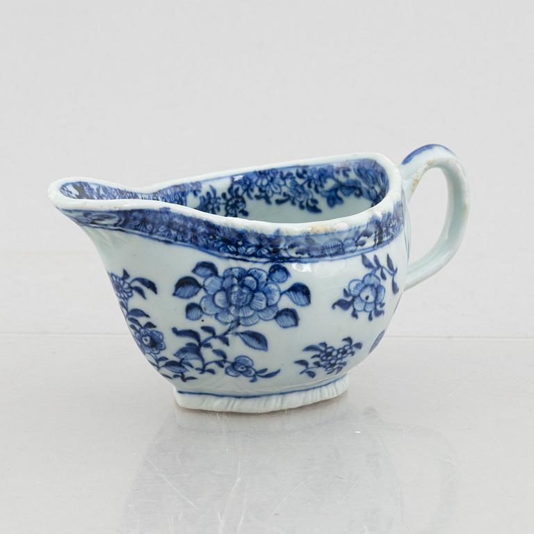 A Chinese blue and white sauceboat with stand, Qing dynasty, Qianlong (1736-95).