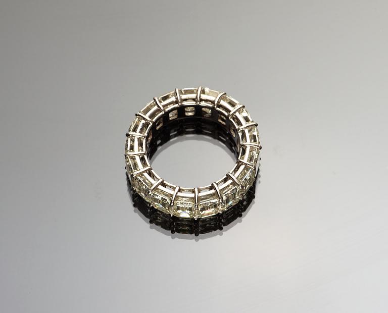 RING, 17 smaragdslipade diamanter, tot. 12.60 ct.