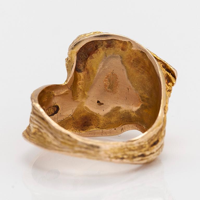 Helky Juvonen, ring, 14K guld och odlad pärla. Westerback, Helsingfors 1972.