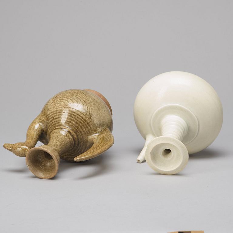 KENDI, två stycken, porslin. Thailand, varav en Sawankhalok, 1500-tal.