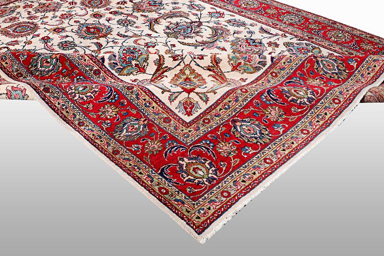 A carpet, Sarouk, ca 397 x 298 cm.
