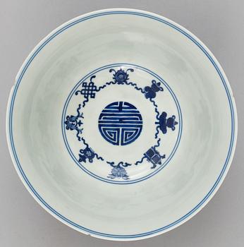 SKÅL, porslin Qing dynastin, med Qianlongs märke och period (1736-95).