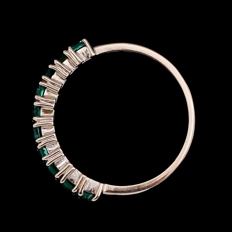 RING, 18 k vitguld, gröna stenar, svenska stämplar 1983, total vikt ca 3 g.