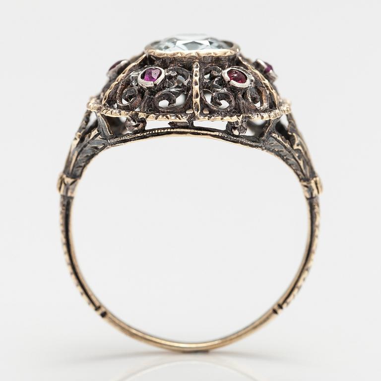 RING, 14K och 18K guld, silver, akvamarong, rubiner och glasstenar.