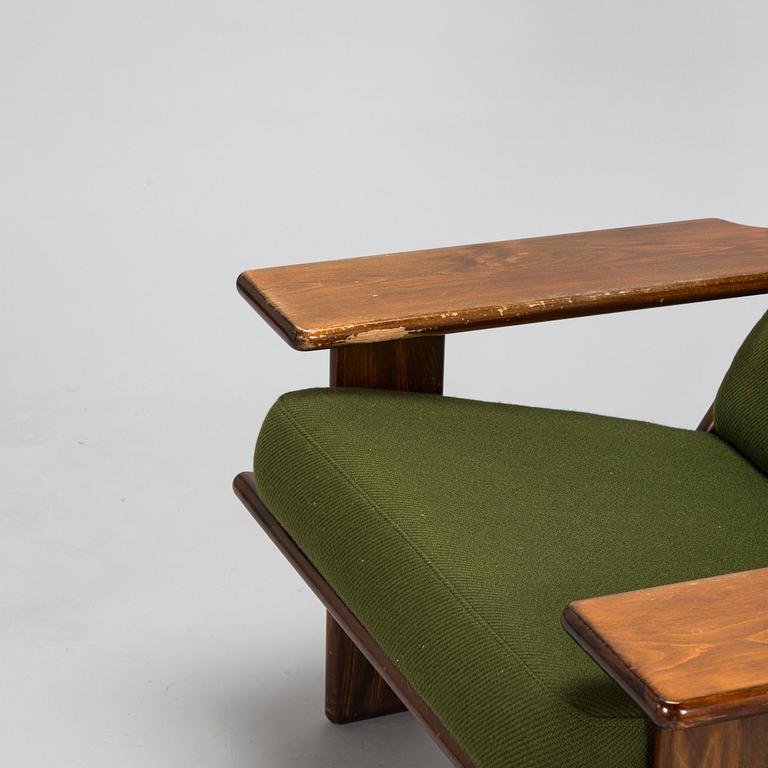 Esko Pajamies, A pair of 1970s 'Pele' armchairs for Lepofinn, Finland.