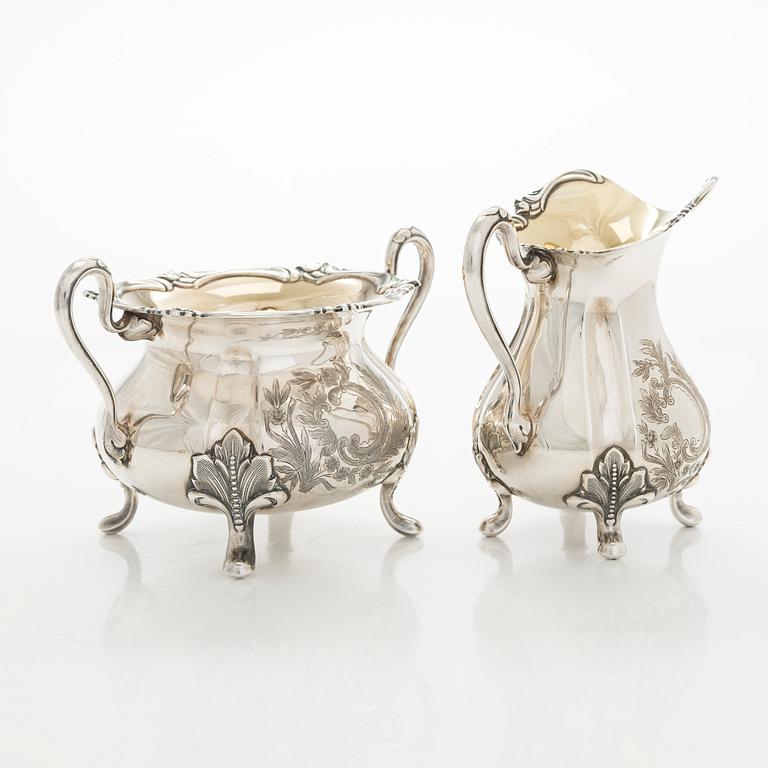 Kermakko ja sokerikko, hopea, 1939, Kultakeskus, ja sirotinlusikka, 1921 Helsinki.