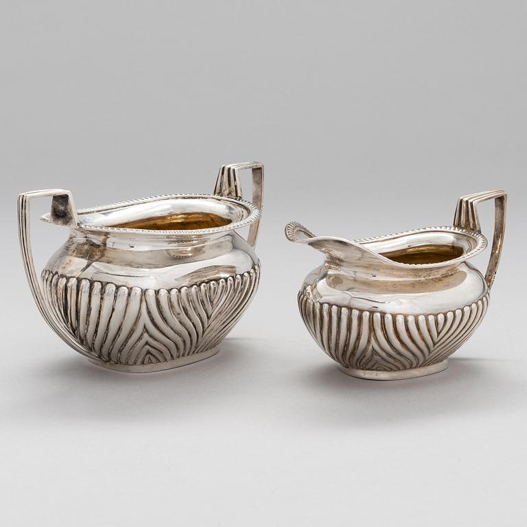 JOHN & WILLIAM DEAKIN, SOCKERSKÅL och GRÄDDKANNA, sterling silver, Sheffield 1916 och 1918..