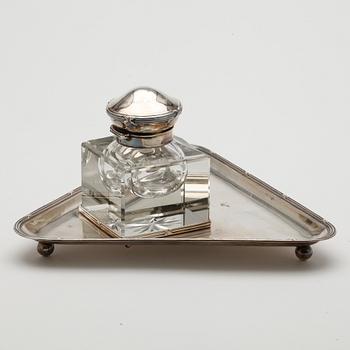 BLÄCKSTÄLL, silver och glas, Stockholm 1918. Total silvervikt ca 238 gram.