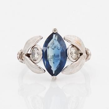 RING, med navettslipad blå safir och briljantslipade diamanter.