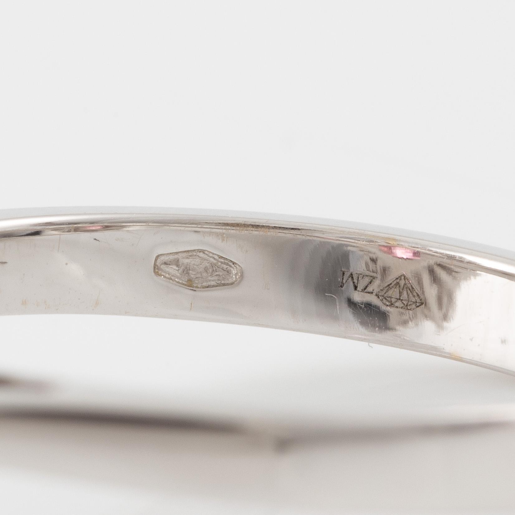 Ring 18K white gold with pink garnet and brilliant-cut diamonds.
