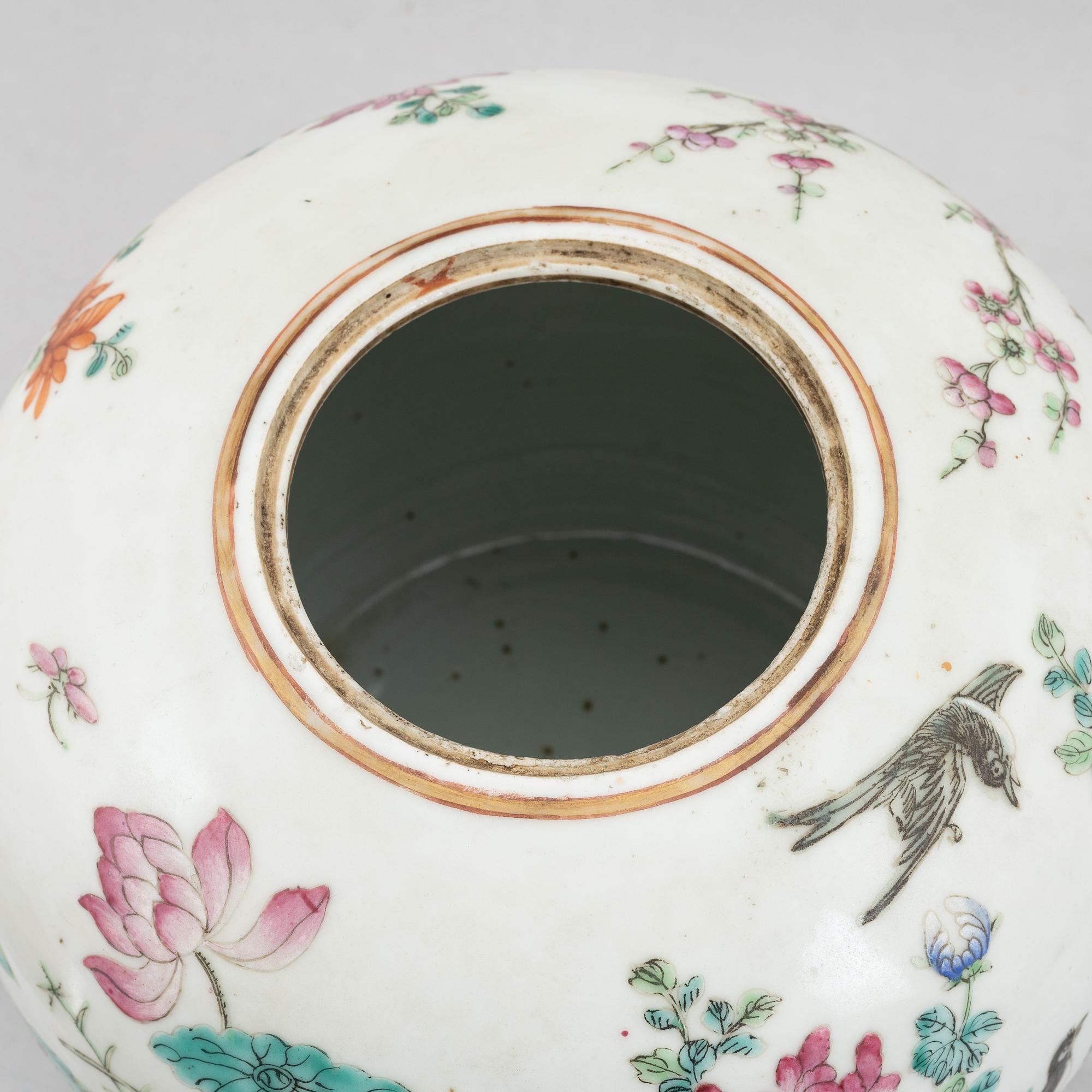 A Chinese famille rose porcelain jar, Qing dynasty.