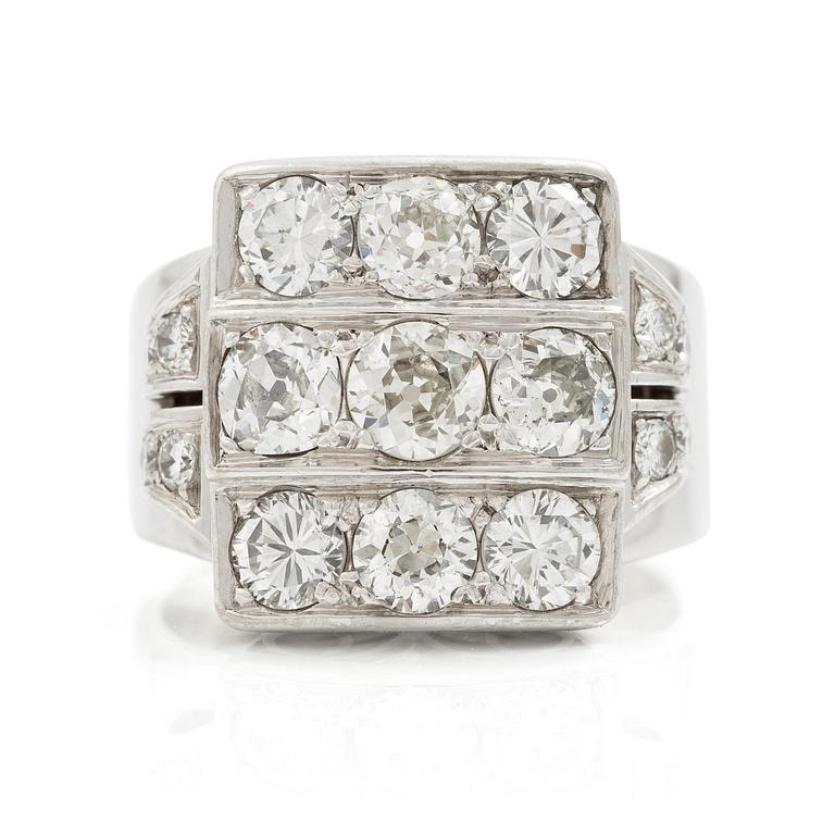Ring 18K vitguld med runda briljant- och gammalslipade diamanter.