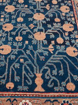 Matto, a semi-antique Khotan, Xinjiang, China, ca 287-290,5 x 154-156 cm.