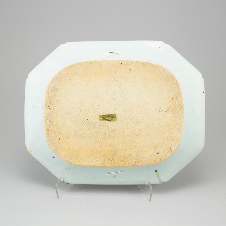 A Chinese porcelain serving dish, Qianlong (1736-95).